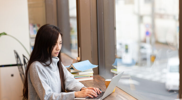 Bäst VPN – Jämförelse av olika VPN Kvinna med dator