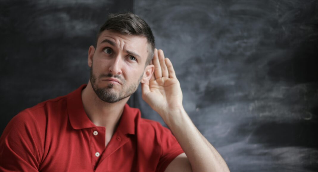 avlyssning Man som försöker avlyssna samtal