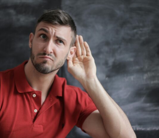 Är min telefon avlyssnad? Man som försöker avlyssna samtal