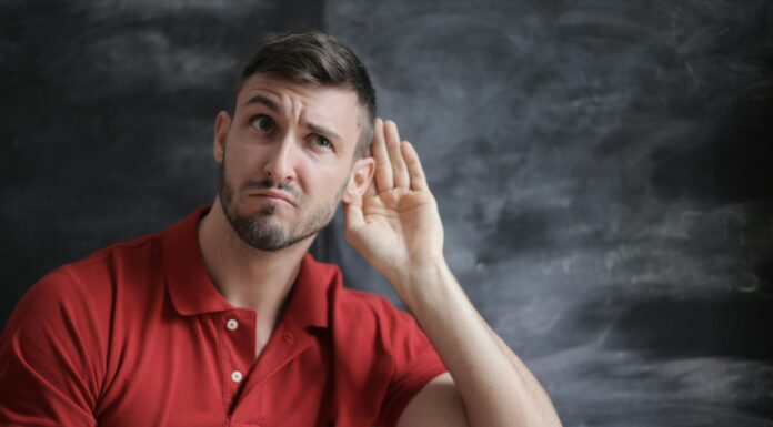 Är min telefon avlyssnad? Man som försöker avlyssna samtal