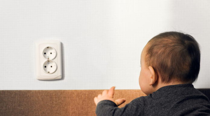 Hur gör man eluttagen hemma petsäkra?